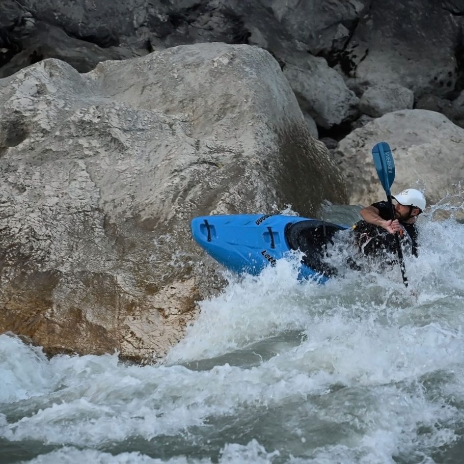 Paddeln auf dem Guil in Frankreich Paddler in Kajak auf dem Guil