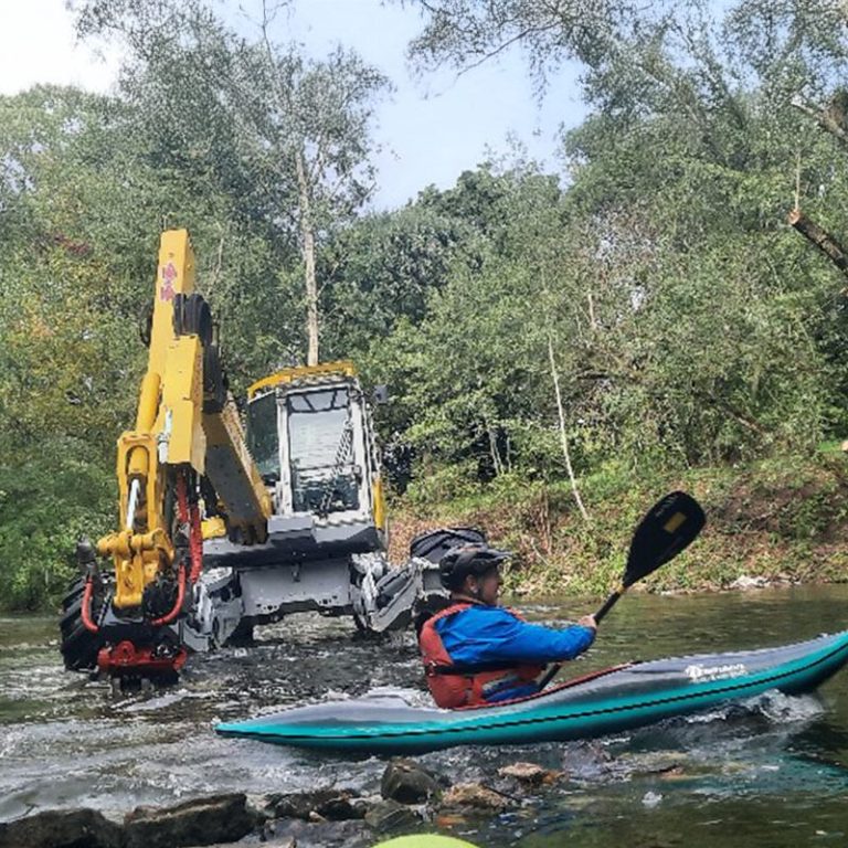 Kajaktraining in Frankurt auf der Nidda Ein Kanute beim Training auf der Nidda.